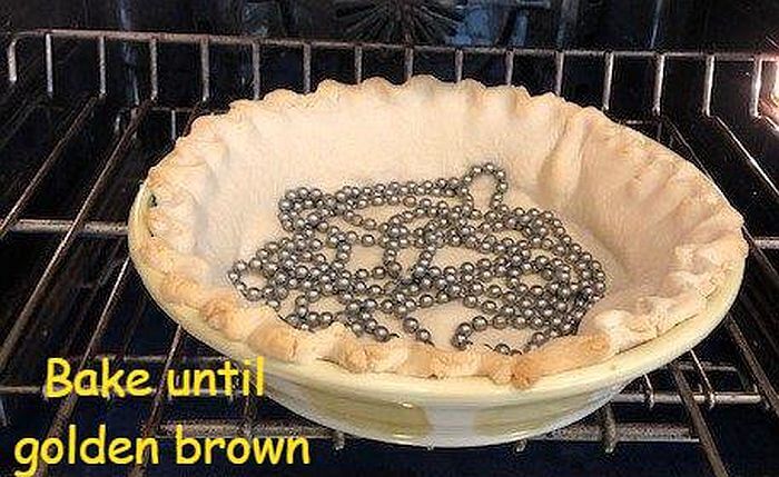 Cooked pie shell with pie weight chains