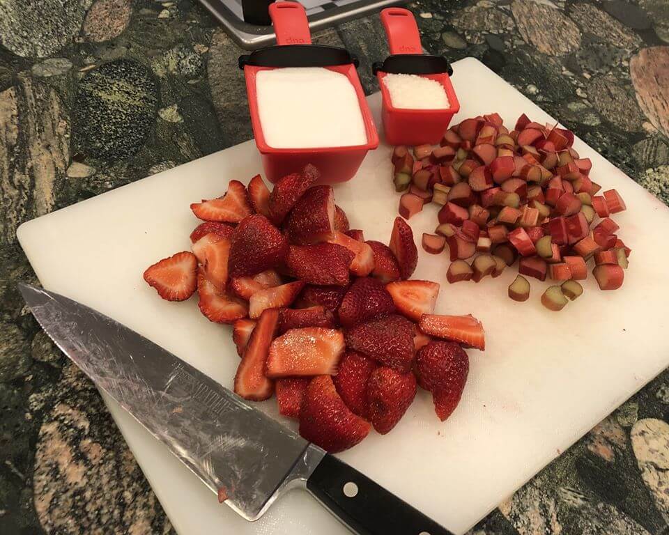 Rhubarb pie ingredients